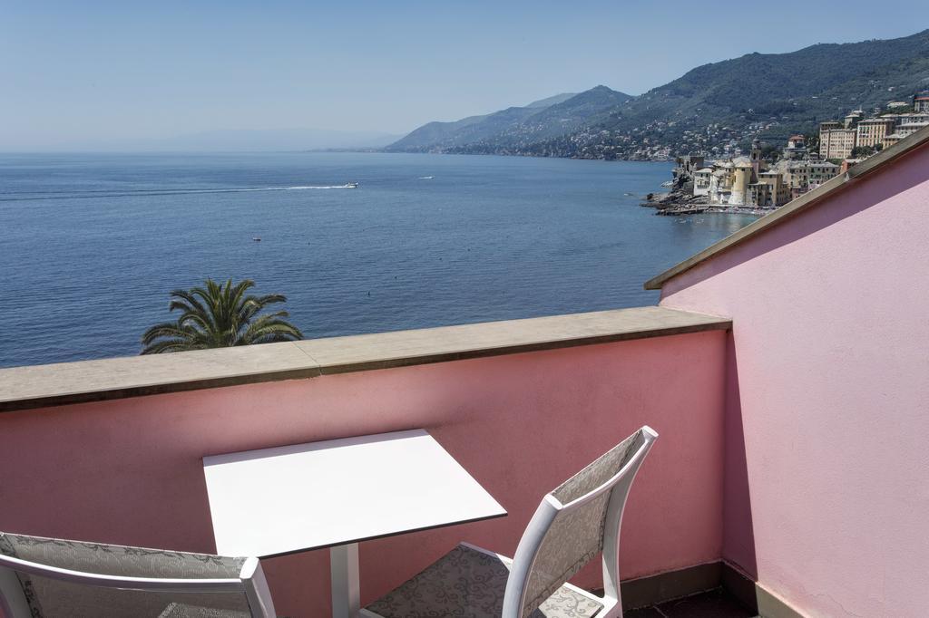 Doppelzimmer mit Balkon und Meerblick